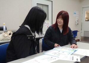 　就労選択支援を利用した女性（左）と話す社会福祉法人「あすこみっと」支援員の新谷茜子さん＝４月、滋賀県草津市