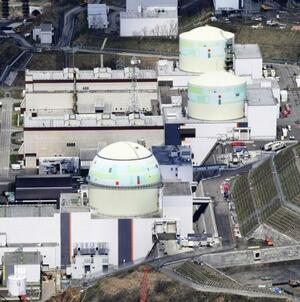 北海道電力泊原発3号機。右上は1号機(奥)と2号機=北海道泊村
