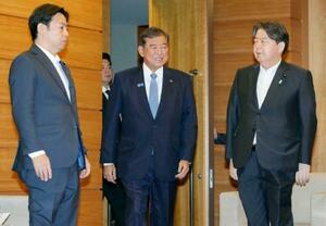 閣議に臨む石破首相(中央)=5日午前、首相官邸