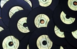 　ロシアの老舗レコードレーベル「メロディア」のレコード＝２０１２年７月、モスクワ（タス＝共同）