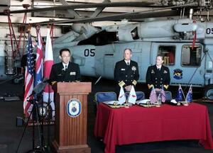 日米豪の物流協定の署名式に出席した海上自衛隊の星直也装備計画部長(左)ら=11日、オーストラリア・ブリスベン(海自のXから・共同)