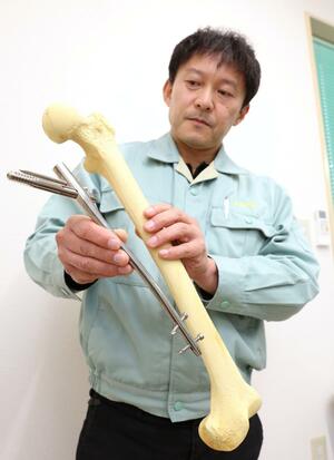大腿骨用インプラントの特徴を説明するプロスパーの水上雅規社長=柏崎市軽井川