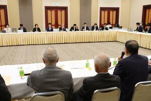 新潟水俣病被害者団体など(手前)に聞き取りを行う立憲民主党の議員ら=6月3日、新潟市中央区