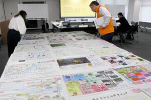 「こども防災マップコンテスト」の優秀作品を選ぶ審査員=新潟市中央区