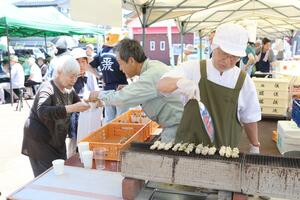 多彩な出店が並んだ「おぢや食の陣」=30日、小千谷市東栄1