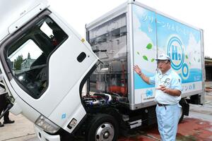 来春、公道を走る予定の水素エンジントラック=29日、柏崎市北斗町