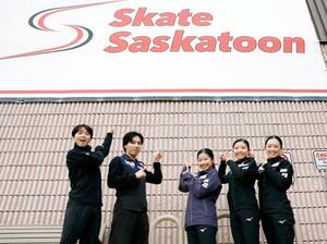 練習を終え写真に納まる(左から)友野一希、三浦佳生、中井亜美、千葉百音、青木祐奈=29日、カナダ・サスカトゥーン(共同)