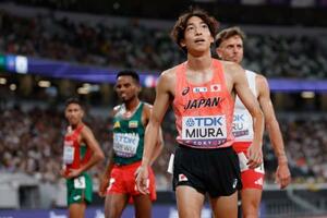男子3000メートル障害決勝 レースを終えた三浦龍司(手前)=国立競技場