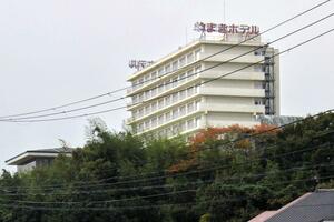 国道沿いの高台に立つ「両津やまきホテル」＝２８日、佐渡市秋津