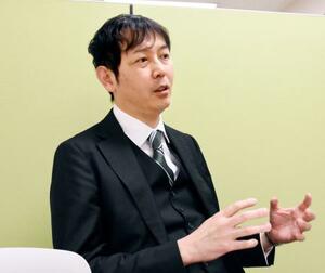 　高額な自由診療の問題点を訴える国立がん研究センターがん対策研究所の一家綱邦研究員＝東京都中央区