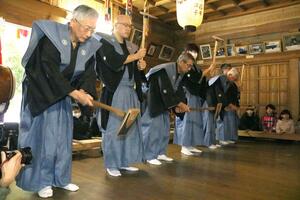 田んぼに見立てた拝殿で、田起こしや田植えなどの儀式を行う宮方=2月6日、佐渡市下川茂