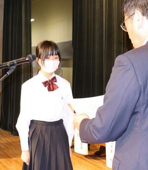 最高賞の特選に輝いた清水璃乃さん=新潟市中央区一番堀通町