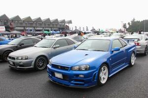 富士スピードウェイで開かれたイベントに合わせて、全国各地から集結した日産自動車のスポーツカー「GT―R」=10月、静岡県小山町