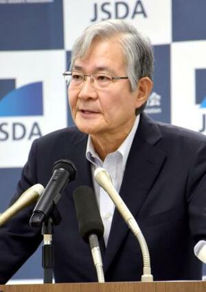 記者会見する日本証券業協会の日比野隆司会長=1日午後、東京都中央区