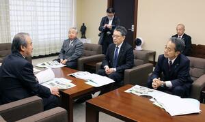 2025年度県予算に関し、花角英世知事(左)に公共事業予算の確保を求める県土木3団体の会長ら=県庁