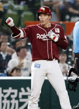 6回、4試合連続の三塁打を放ちポーズをとる楽天・中島=ベルーナドーム