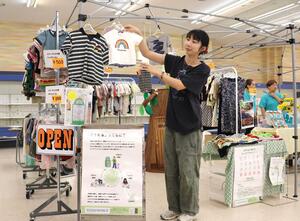 子ども服を集め、修繕してイベントで販売する峰本佳歩さん=柏崎市東本町1
