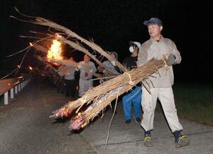住民らがたいまつを振り回して歩いた稲虫送り=柏崎市の別俣地区