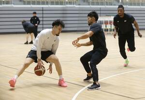 首位徳島戦に向け練習する新潟の選手ら＝長岡市