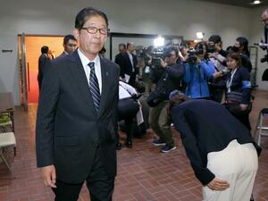 支持者に敗戦の言葉を述べ、うつろな表情で会場を後にする高鳥修一さん=10月27日午後9時前、上越市新光町1