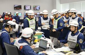 大規模地震の発生を想定した新潟市消防局の対応訓練=6月11日、新潟市中央区