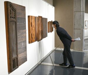 木村希八さんらの作品が並ぶ企画展=南魚沼市下一日市