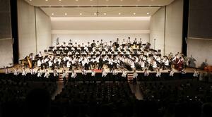 中越高吹奏楽部と立命館大応援団吹奏楽部が合同演奏を披露したコンサート=17日、長岡市幸町2