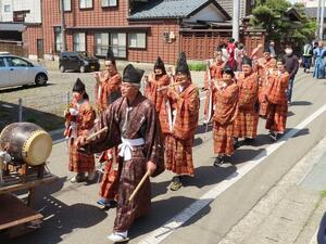 海沿いのまちを練り歩くみこし行列=2023年5月3日(白山媛神社氏子会提供)