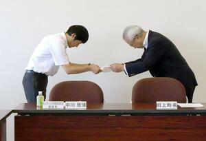 田上中学校のいじめ問題を受け、中川雅博委員長(左)に再調査の諮問書を手渡す佐野恒雄町長=26日、田上町役場