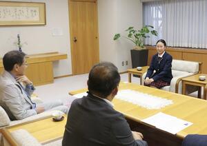 中原八一市長らにドイツでの経験を語った佐藤恵麗奈さん(右)=新潟市中央区学校町通1