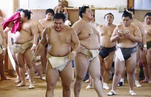 境川部屋へ出稽古した豊昇龍(左)と大の里=愛知県扶桑町