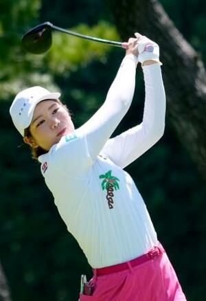 第2日、通算9アンダーで首位の桜井心那=大箱根CC
