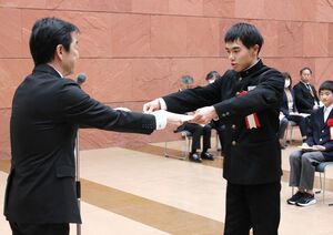 各種大会で頂点に立った小中学生をたたえた長岡市教育委員会表彰式=17日、長岡市幸町2