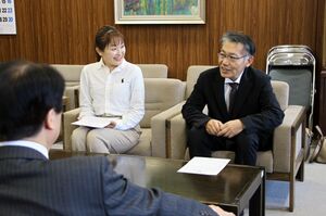 阿賀町の地域おこし協力隊に着任し抱負を語る石平勝治さん(右)と小原文子さん=阿賀町役場