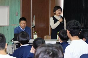 直江津中で行われた薬害を学ぶ特別授業＝上越市西本町４