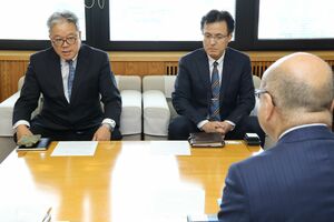弥彦村に対して人材派遣型の企業版ふるさと納税を行った東京アプリケーションシステムの廣沢利英社長(右)と、村から任用された藁科克彦さん=弥彦村矢作