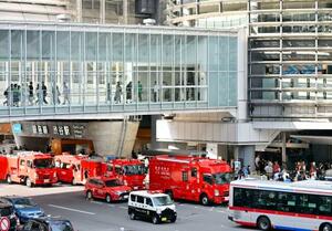 　催涙スプレーのようなものがまかれた「渋谷ヒカリエ」の前に集まる消防車＝２３日午後、東京都渋谷区