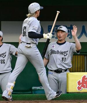 4回、2打席連続本塁打を放った山本(左)を迎えるロッテ・吉井監督=ほっともっと神戸