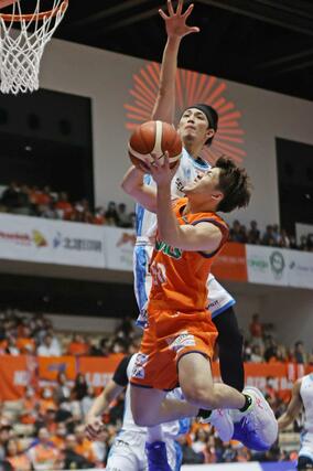 新潟－東京Ｕ　第１クオーター、長尾光輝が速攻を決め４－９＝アオーレ長岡