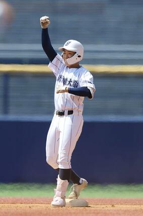 中越－新潟産大付　１回新潟産大付２死一、二塁、小平乃希が適時二塁打を放ち１－０。二塁上でガッツポーズ＝エコスタ