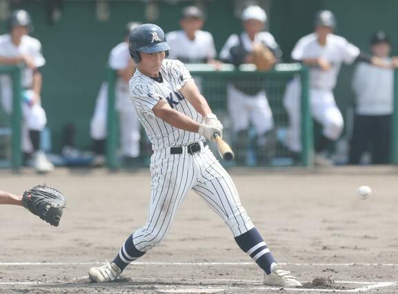 新潟江南－村上　１回新潟江南２死二、三塁、山崎巴瑠が２点適時打を放つ＝新発田市五十公野