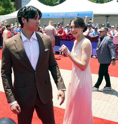 ドジャース・大谷翔平と妻真美子さん＝アーリントン（共同）