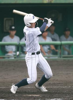 新潟産大付－中越　六回裏　２死一塁、新潟産大付の古川冬聖が適時二塁打を放ち２－４＝１３日、長岡市の悠久山球場