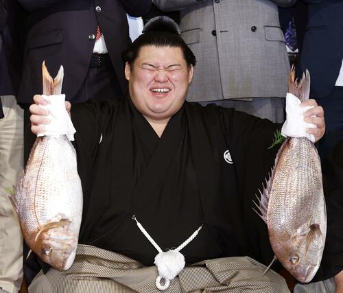 大相撲秋場所で優勝を果たし、祝勝会でタイを手にする大の里＝茨城県つくば市