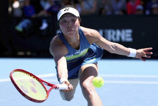 女子シングルス１回戦でプレーする坂詰姫野＝メルボルン（ロイター＝共同）