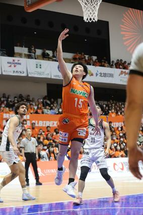 新潟－岐阜　第２クオーター、濱田貴流馬が決めて２４－２８＝アオーレ長岡