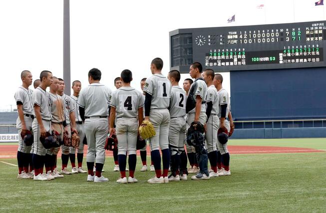 関根学園－六日町　７－３で勝利した直後、ミーティングをする関根学園の選手たち＝エコスタ