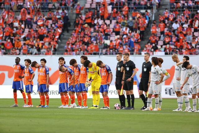 新潟-福岡 リーグ戦2連敗となり、肩を落として整列する新潟の選手たち=デンカビッグスワン