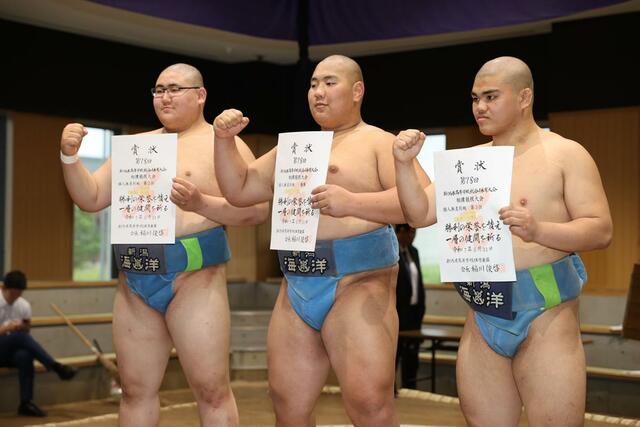 個人無差別級決勝リーグ 左から2位の山本大吾(海洋)、1位のナラントヤー・フセルバートル(同)、3位の長井良聖(同)=上越市謙信公武道館