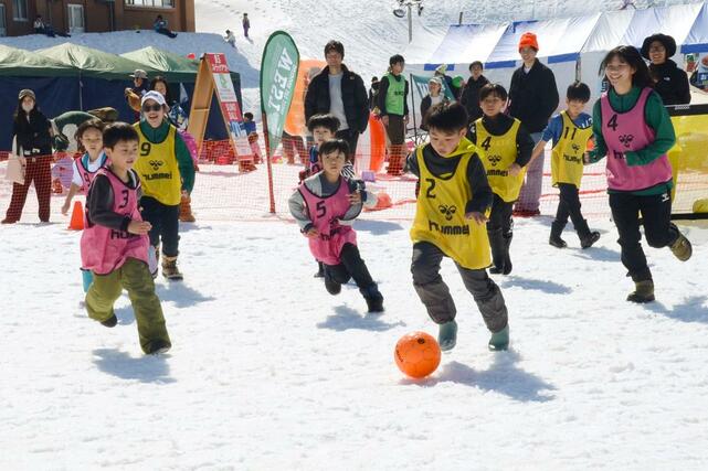 メイン会場のスノウリッチひろばで雪上サッカーを楽しむ子どもたち
